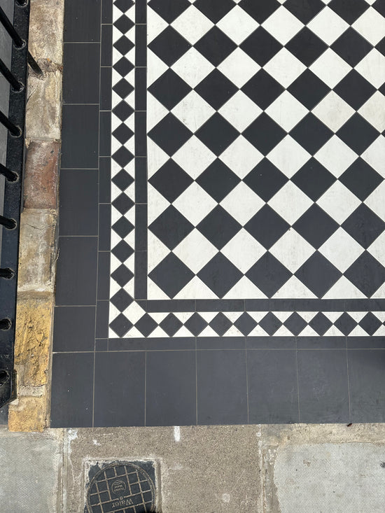 Cotswolds Daylesford Black & White Mosaic
