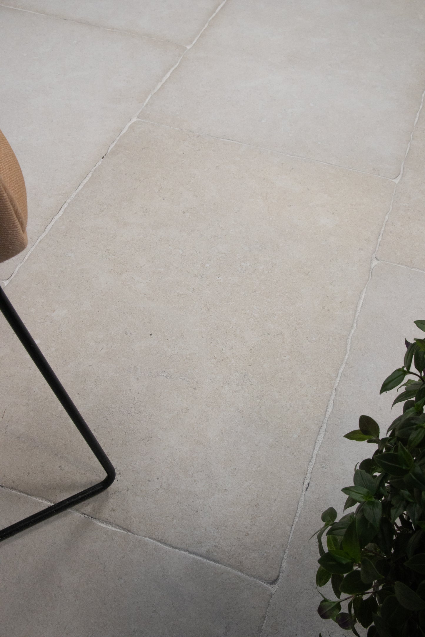 Charlbury Bone Tumbled Grip R11