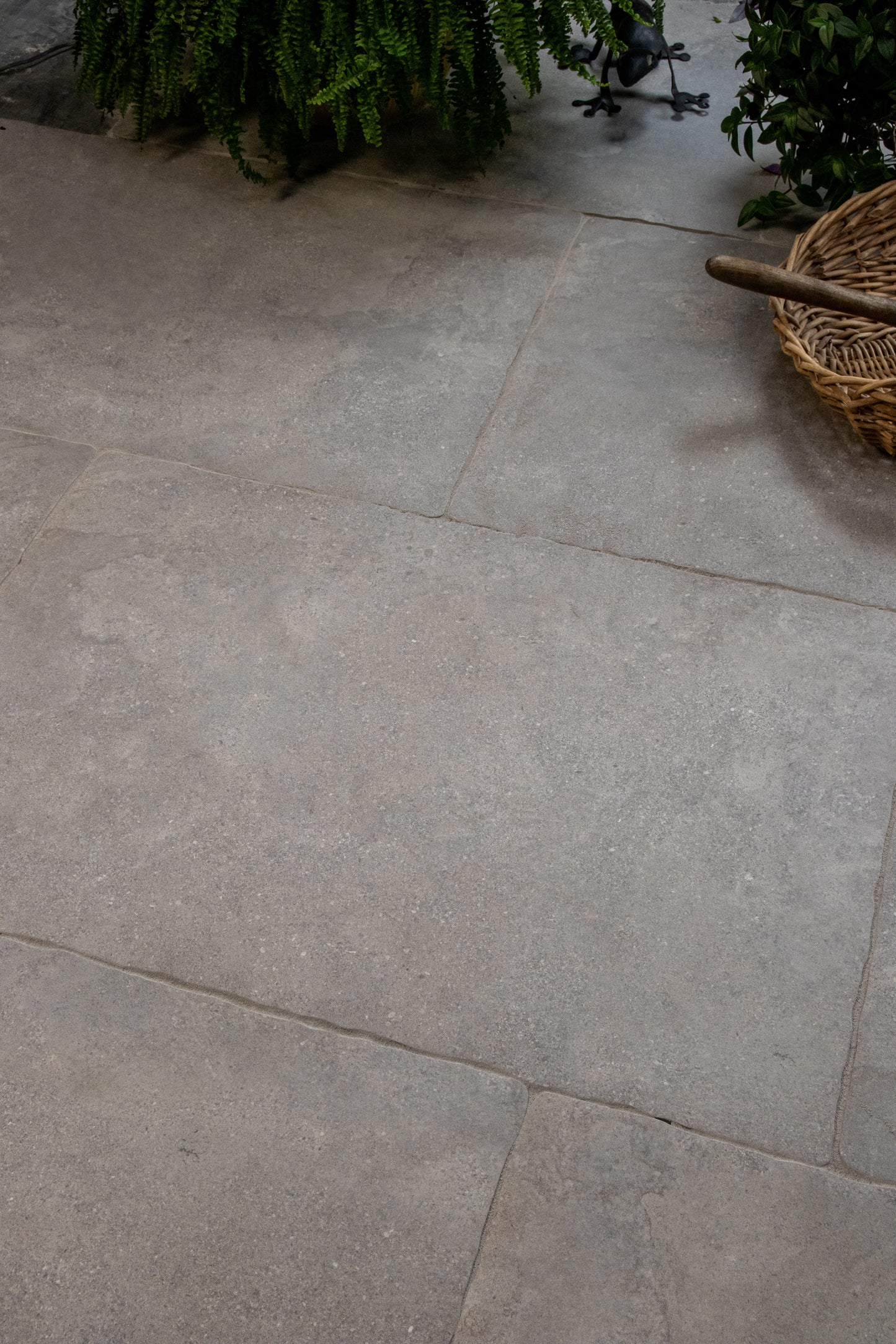 Charlbury Smoke Tumbled Grip R11