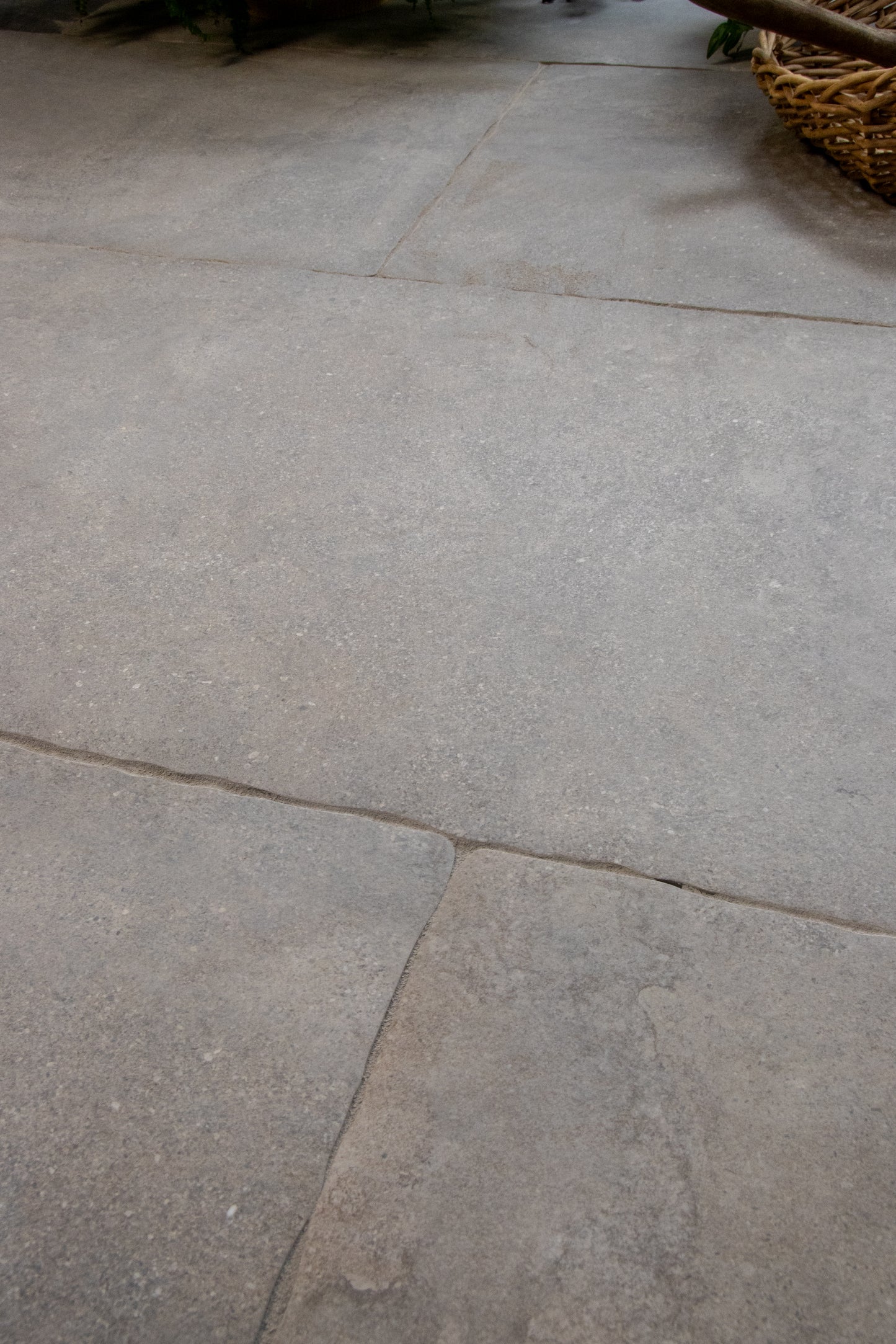 Charlbury Smoke Tumbled Grip R11