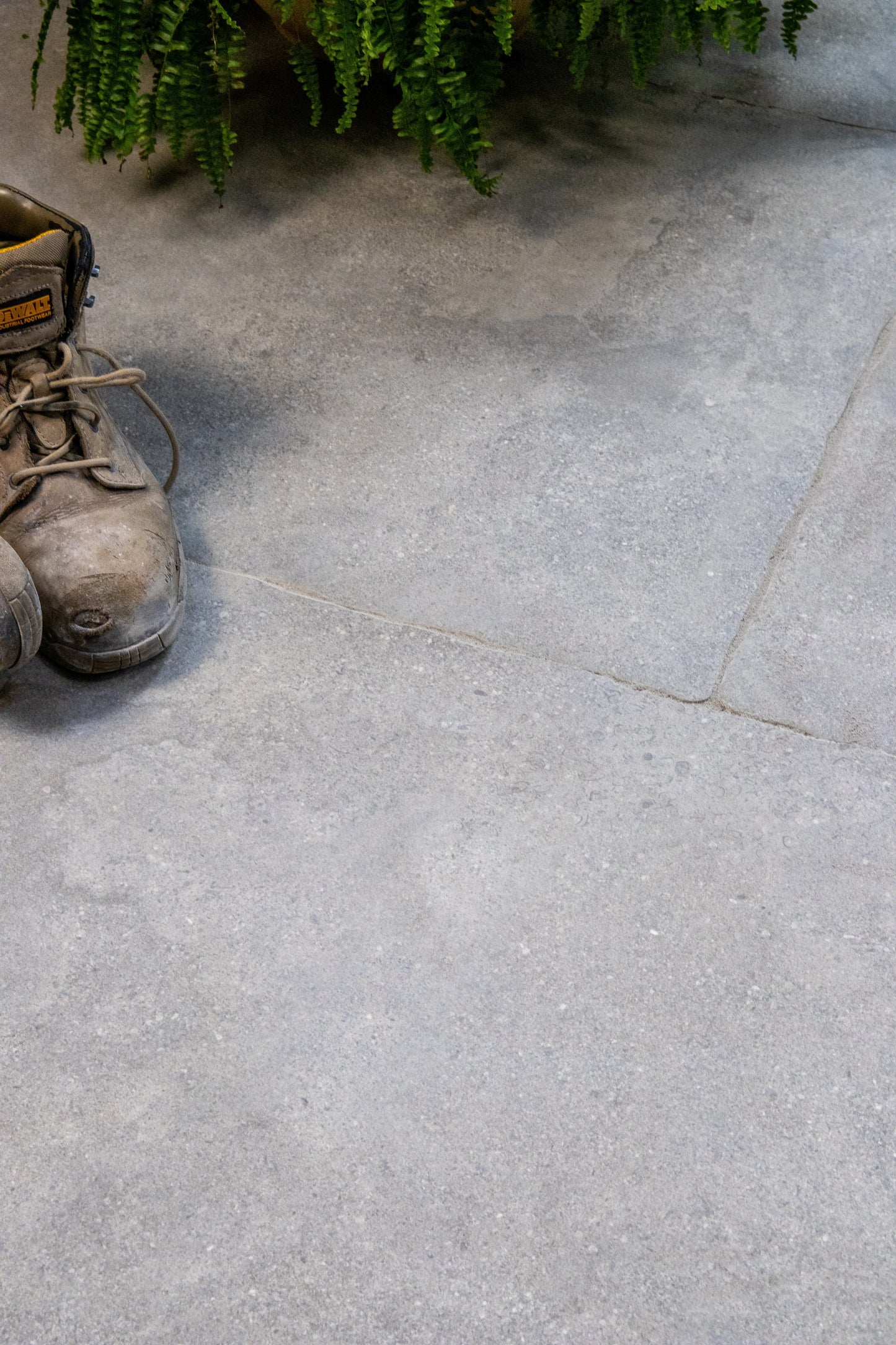 Charlbury Smoke Tumbled Grip R11