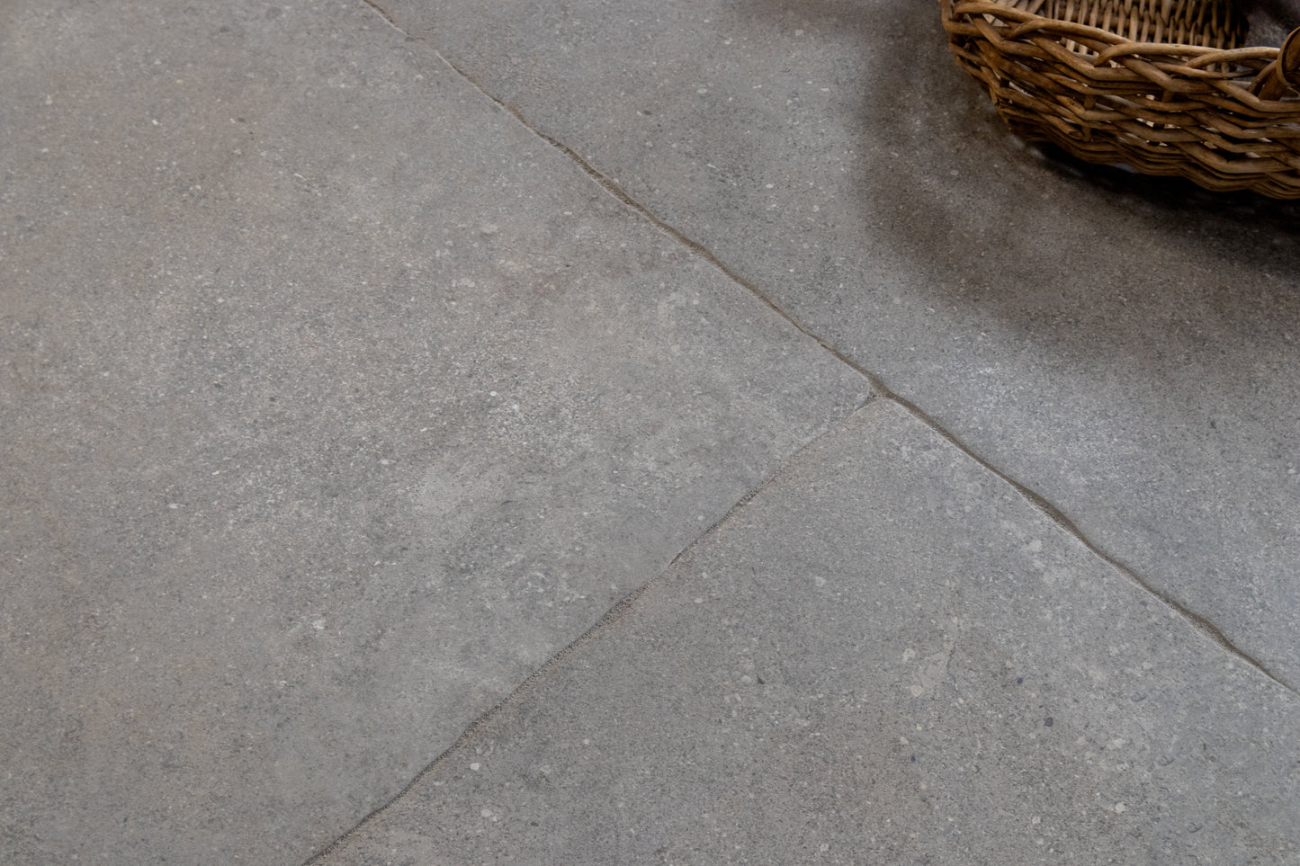 Charlbury Smoke Tumbled Grip R11