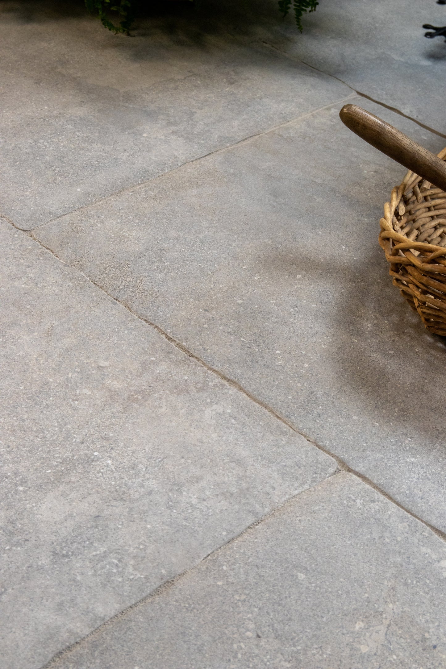 Charlbury Smoke Tumbled Grip R11