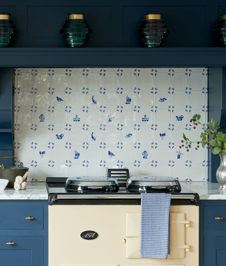 dyrham-dairy-ceramic-oak-leaf-corner-decor