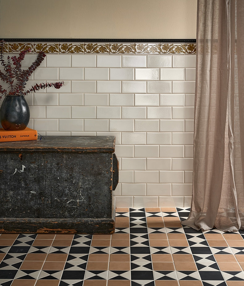 victorian-style-wall-decor-carnation-border